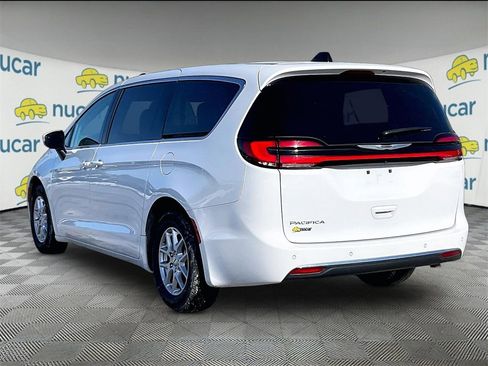 Used 2023 Chrysler Pacifica Touring-L image 4