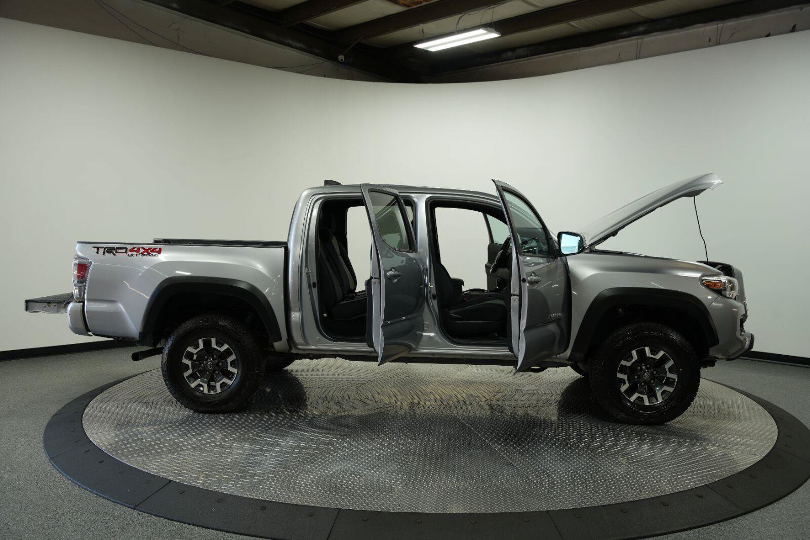 Used 2020 Toyota Tacoma TRD Off-Road w/ Technology Package AWD/4WD image 11