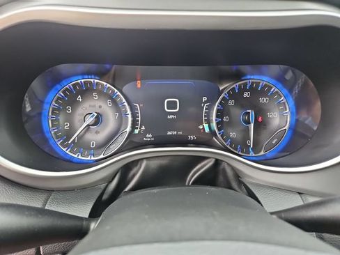 Used 2025 Chrysler Pacifica Select FWD image 12