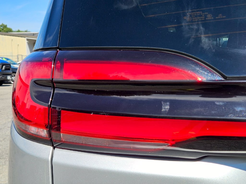 Used 2024 Chrysler Pacifica Touring-L FWD image 9