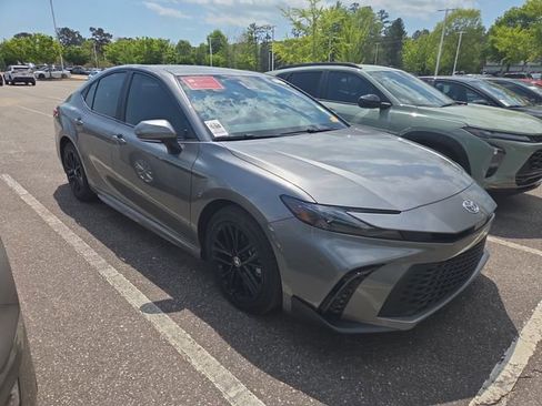 Used 2025 Toyota Camry SE image 1