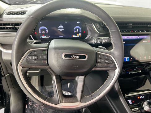 Used 2023 Jeep Grand Cherokee Limited AWD/4WD image 11