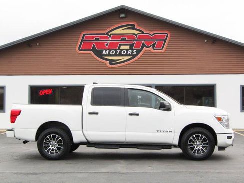 Used 2022 Nissan Titan SV w/ Accessory Utility Package image 3