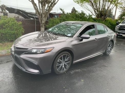 Used 2024 Toyota Camry SE image 1