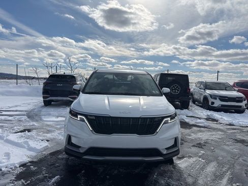 Used 2024 Kia Carnival LX image 8