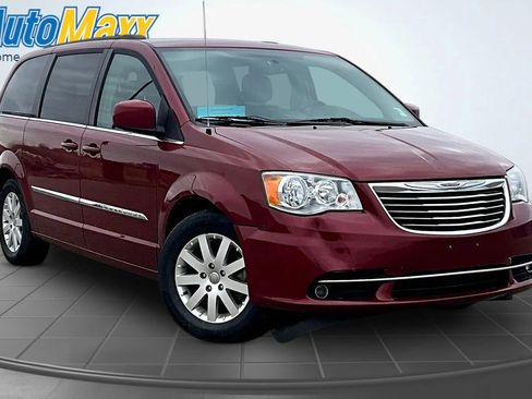 Used 2014 Chrysler Town & Country Touring FWD image 3