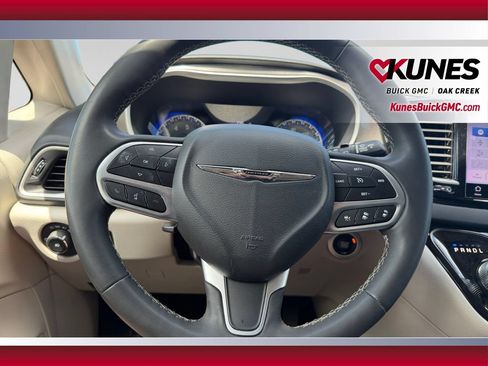 Used 2023 Chrysler Pacifica Touring-L FWD image 14