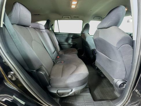Used 2020 Toyota Highlander LE FWD image 32