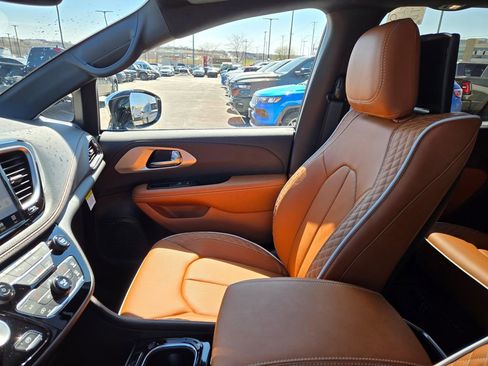 New 2026 Chrysler Pacifica Pinnacle AWD/4WD image 25