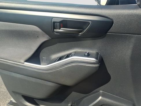 Used 2023 Toyota Highlander LE AWD/4WD image 15