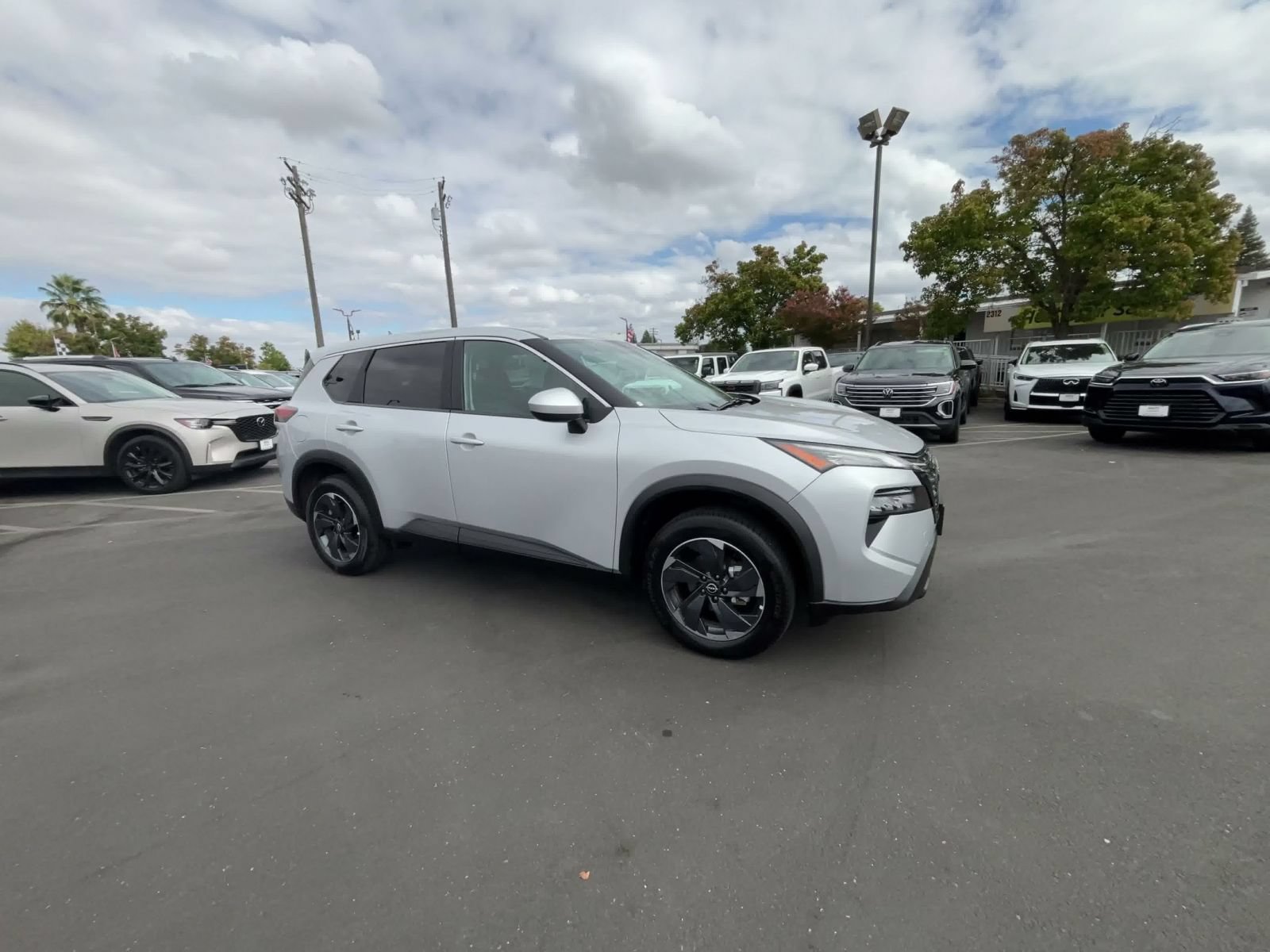 Used 2025 Nissan Rogue SV FWD image 2