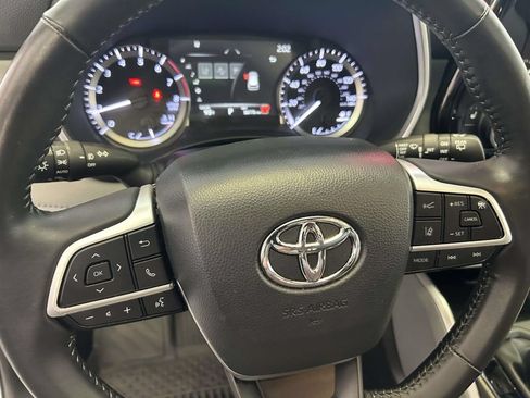 Used 2024 Toyota Highlander XLE FWD image 21