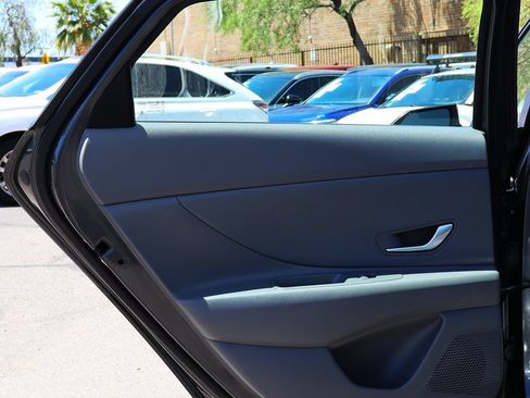 Used 2021 Hyundai Elantra SE FWD image 32