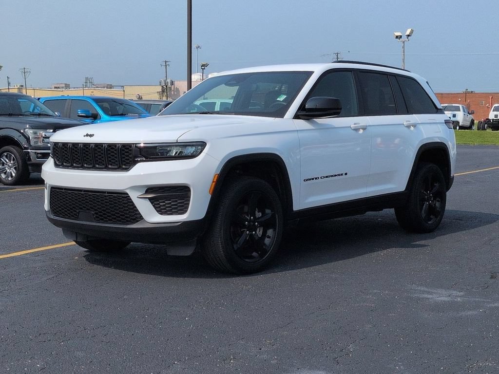 Used 2024 Jeep Grand Cherokee Altitude AWD/4WD image 4