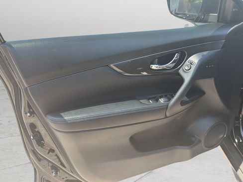 Used 2019 Nissan Rogue SV w/ Premium Package FWD image 18