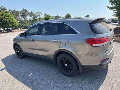 Used 2018 Kia Sorento FWD image 7