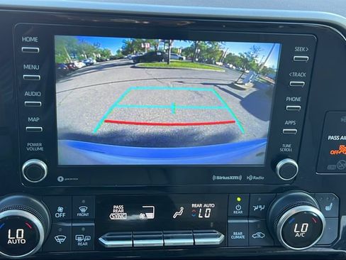 Used 2021 Toyota Highlander XLE AWD/4WD image 17