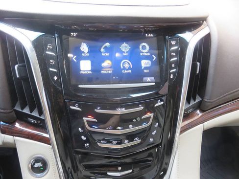 Used 2015 Cadillac Escalade Luxury AWD/4WD image 19