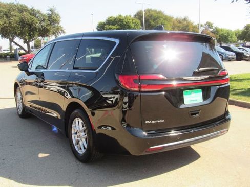 Used 2024 Chrysler Pacifica Touring-L image 11