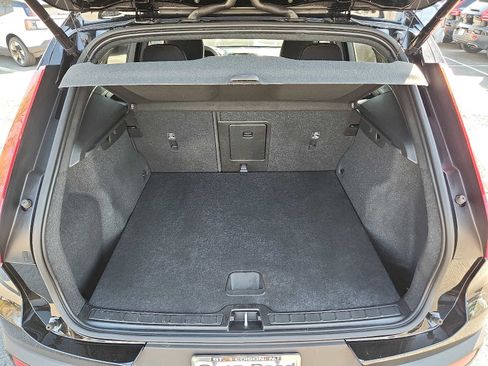 Used 2023 Volvo XC40 B4 Core FWD image 27