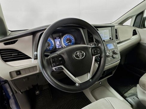 Used 2018 Toyota Sienna L image 10