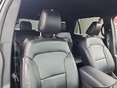Used 2018 Ford Explorer XLT w/ Equipment Group 202A AWD/4WD image 37