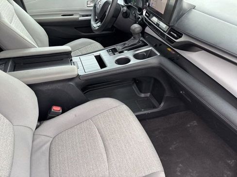 Used 2025 Toyota Sienna LE FWD image 33