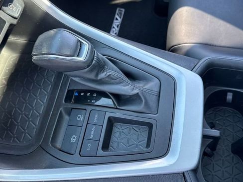 Used 2022 Toyota RAV4 XLE Premium image 24