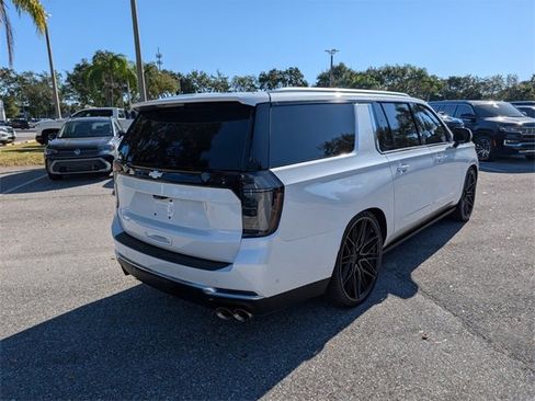 Used 2025 Chevrolet Suburban High Country image 12