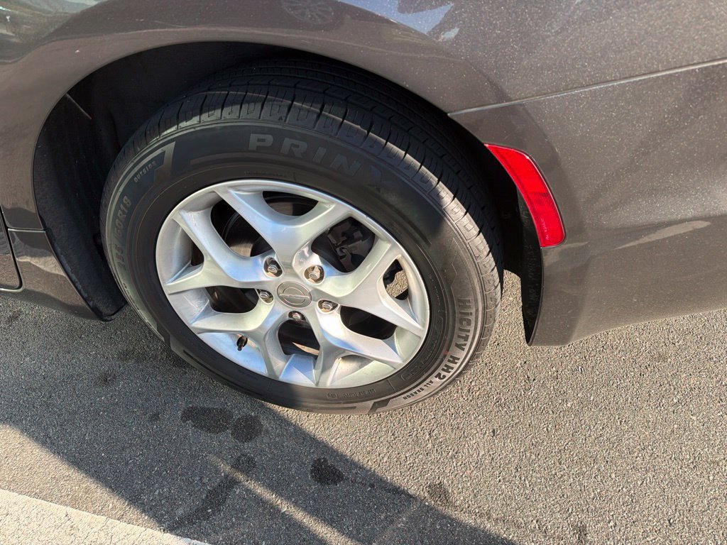 Used 2017 Chrysler Pacifica Touring-L w/ Tire & Wheel Group FWD image 8