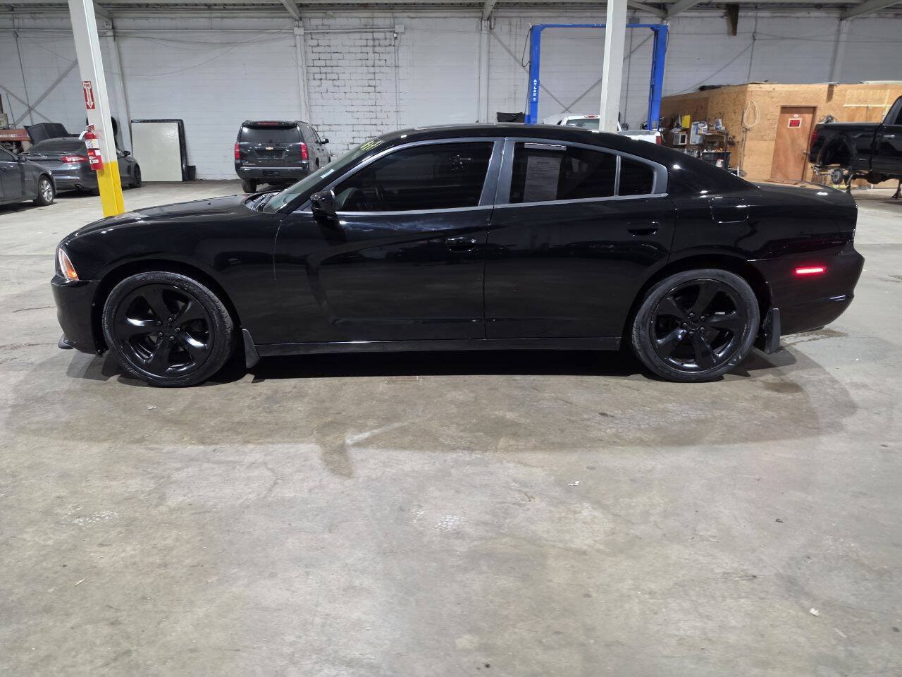 Used 2014 Dodge Charger SXT w/ Blacktop Package RWD image 5