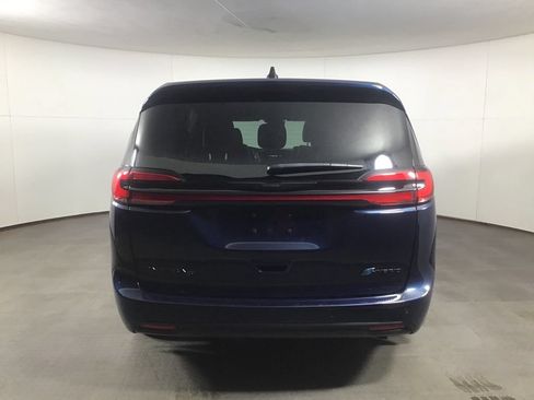 Used 2023 Chrysler Pacifica Limited w/ Uconnect Theater Family Group FWD image 6