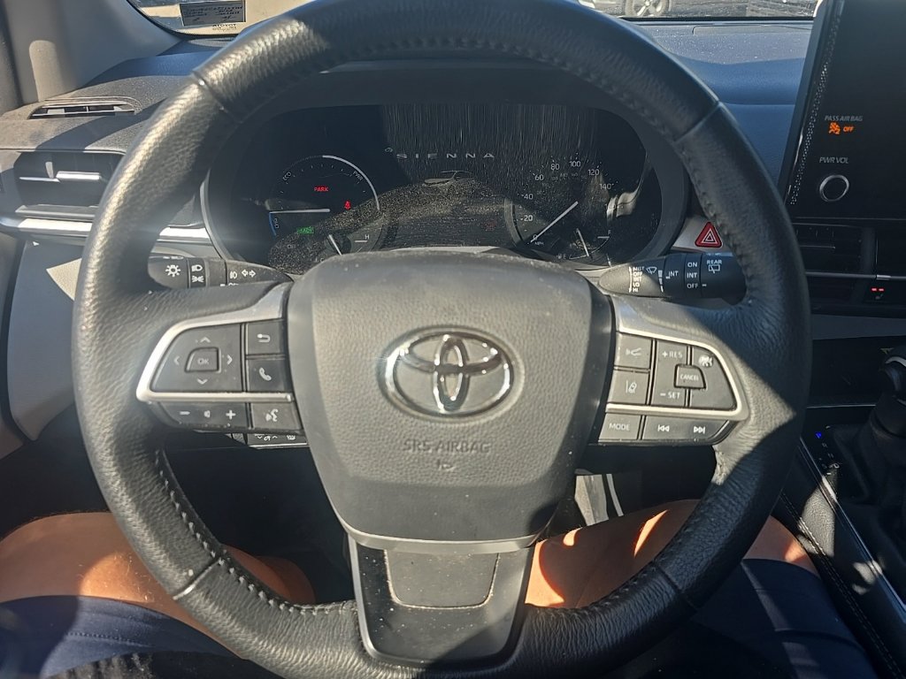 Used 2025 Toyota Sienna XLE FWD image 13