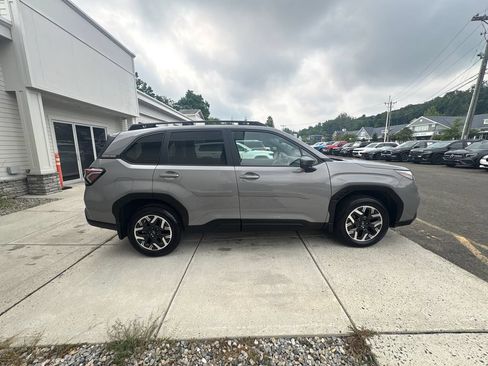 Used 2025 Subaru Forester Premium AWD/4WD image 6