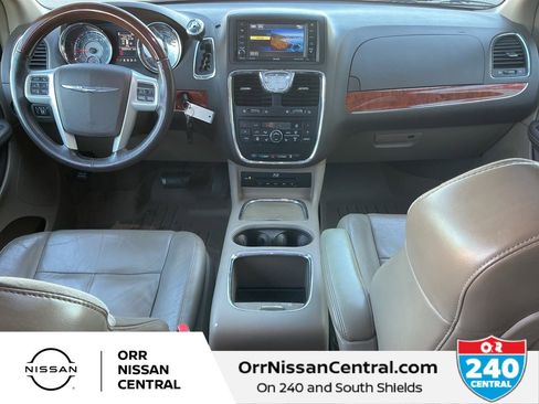 Used 2015 Chrysler Town & Country Limited Platinum image 17