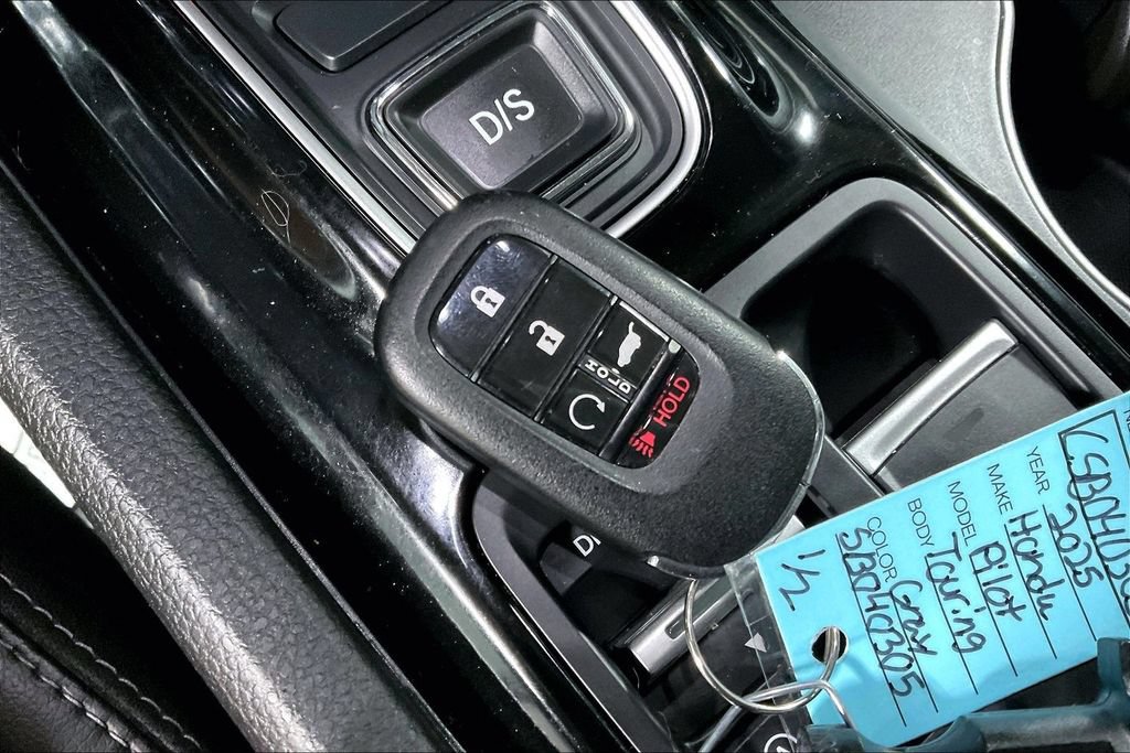 Used 2025 Honda Pilot Touring image 12