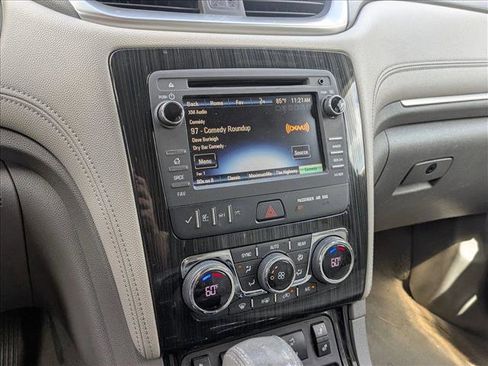 Used 2017 Chevrolet Traverse LT image 9