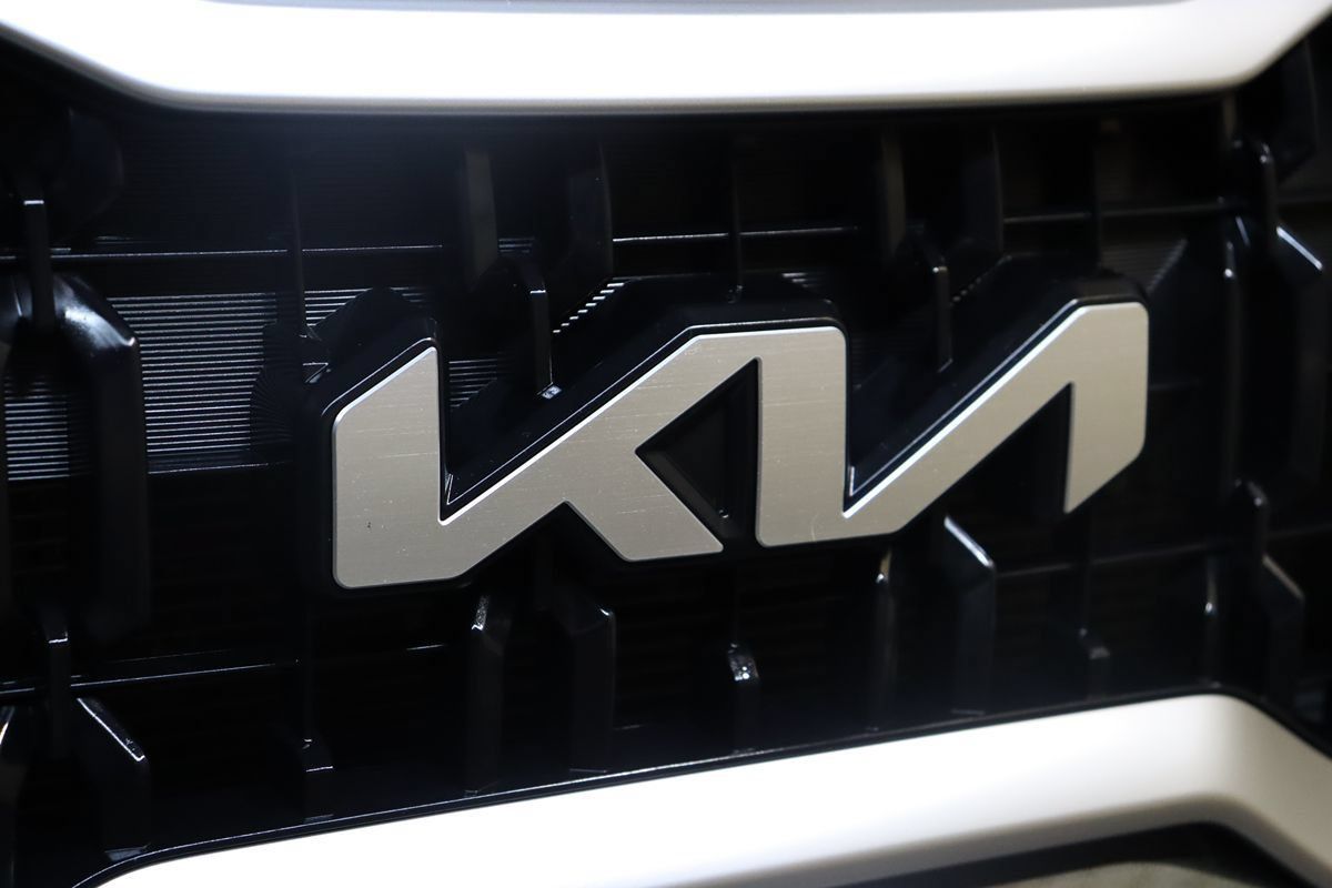 Used 2024 Kia Telluride EX w/ EX Captain's Chair Package FWD image 12