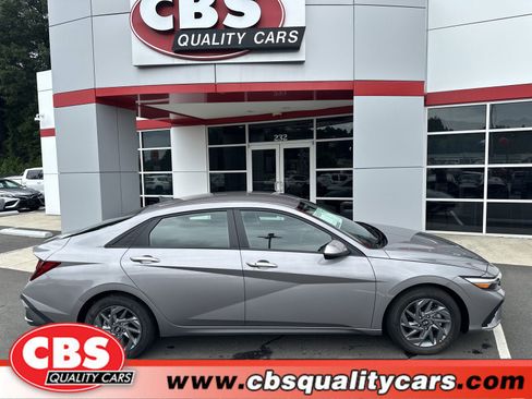 Used 2024 Hyundai Elantra SEL image 1