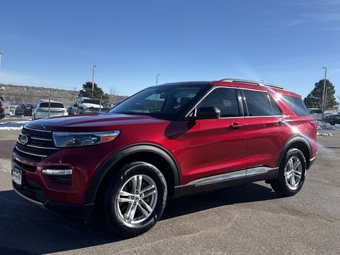 Certified 2022 Ford Explorer XLT w/ Equipment Group 202A image 3