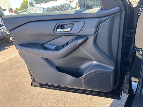 Used 2025 Nissan Rogue SV FWD image 18