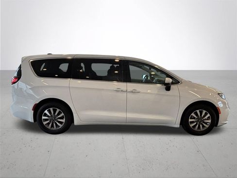 Used 2023 Chrysler Pacifica Touring-L FWD image 6