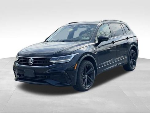 Used 2023 Volkswagen Tiguan SE R-Line image 2