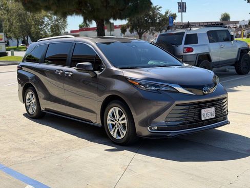 Used 2024 Toyota Sienna Platinum AWD/4WD image 5