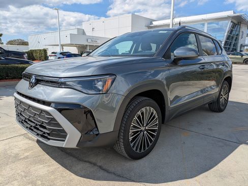 New 2026 Volkswagen Taos SE image 8