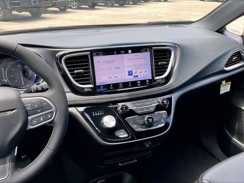 New 2027 Chrysler Pacifica Select FWD image 6