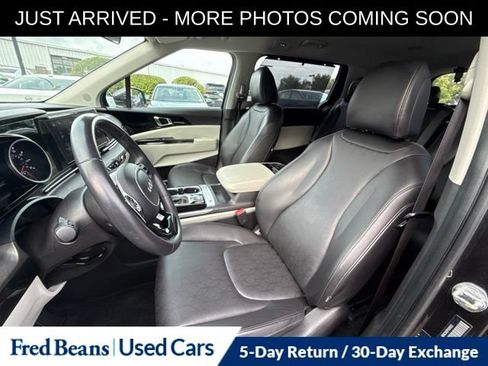 Used 2023 Kia Carnival EX FWD image 6