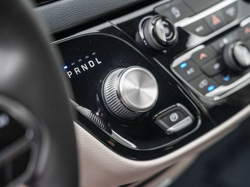 Used 2022 Chrysler Voyager LX FWD image 19