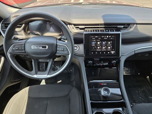 Used 2023 Jeep Grand Cherokee Laredo RWD image 6