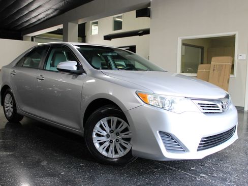Used 2012 Toyota Camry FWD image 1